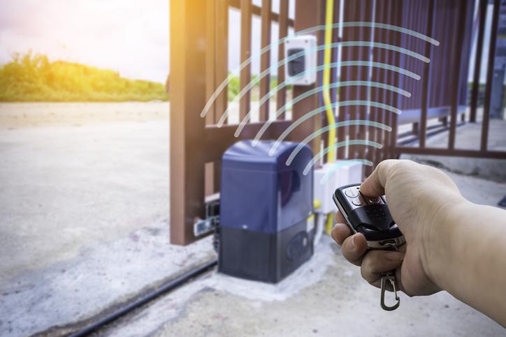 Zamykanie bramy za&nbsp;pomocą klucza